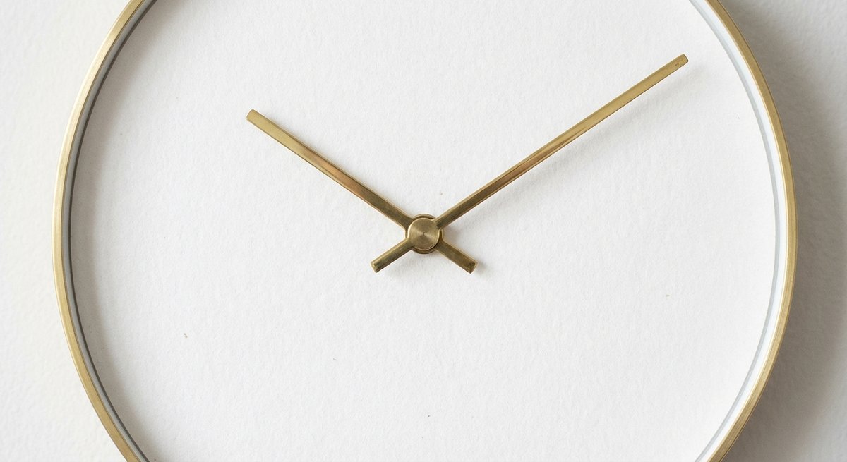 Dettaglio orologio da parete Karlsson design minimalista